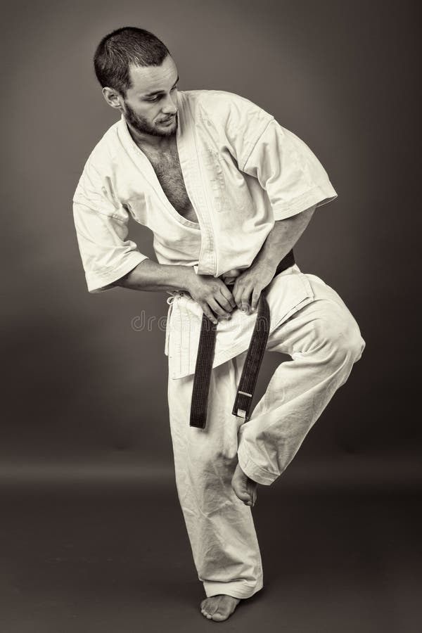 Я спешу на тренировку в кимоно сражаюсь. Картинки человек в белом кимоно.