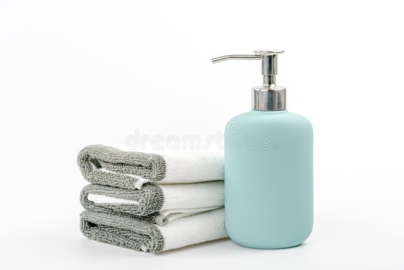 Шампунь полотенце. Шампунь и полотенце. Мыло мочалка шампунь полотенце в ванной комнате. На белой машинке автомат красово шампунь и полотенца. Подарить полотенце и шампунь принцесса.