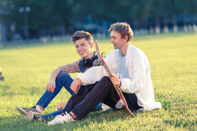 Два подростка. Two teens in Park with men. Песни мы как двое подростков