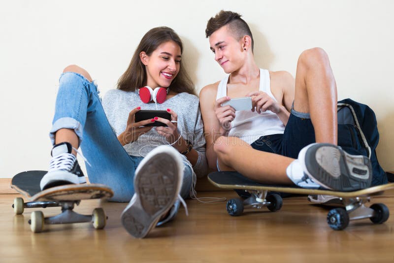 Сколько подростки сидят в телефоне. Подросток сидит на шее. Игра сближение для подростков сидя. Adolescents sitting on the Floor PNG. How teenagers Relax after a busy Day in Zetland.