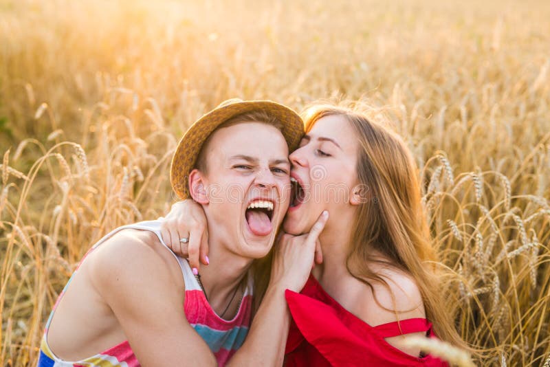 Двежншине один мужчина. Изменяет парню. Подружка и парень видео. Парень и две девочки. Парень с подругой.