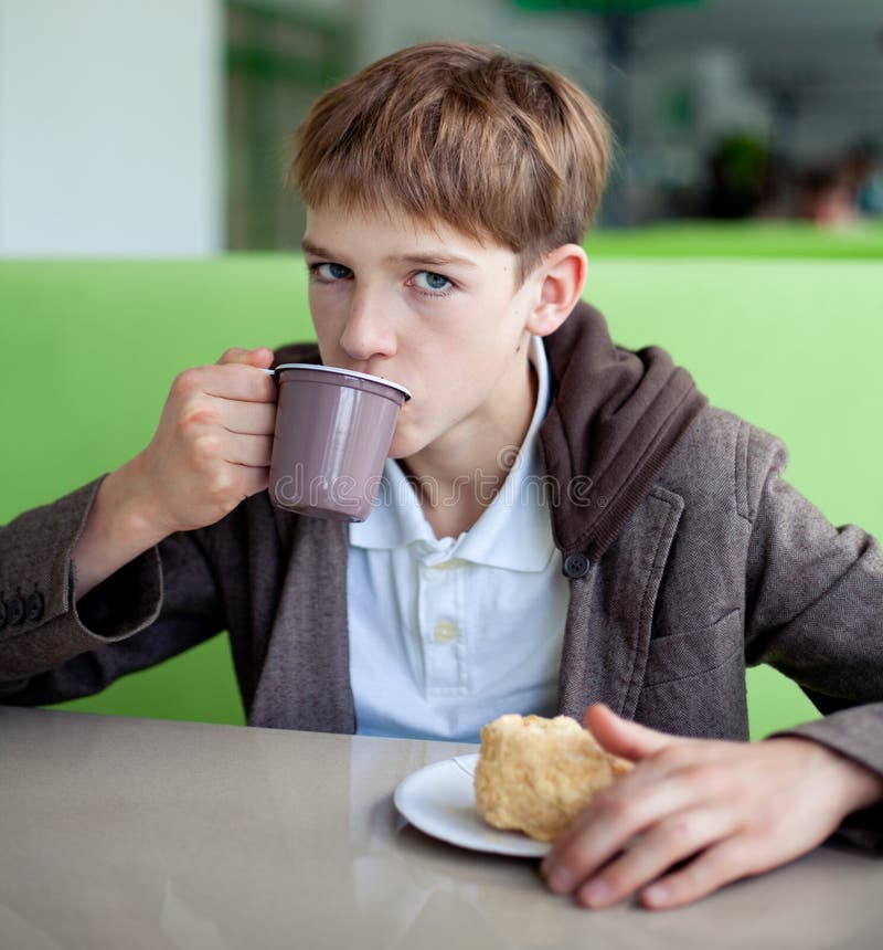 Можно подросткам пить кофе. Подростки пьют кофе. Подростки едят в кафе. Человек пьет кофе подросток. Фотография подростков пьющих кофе.