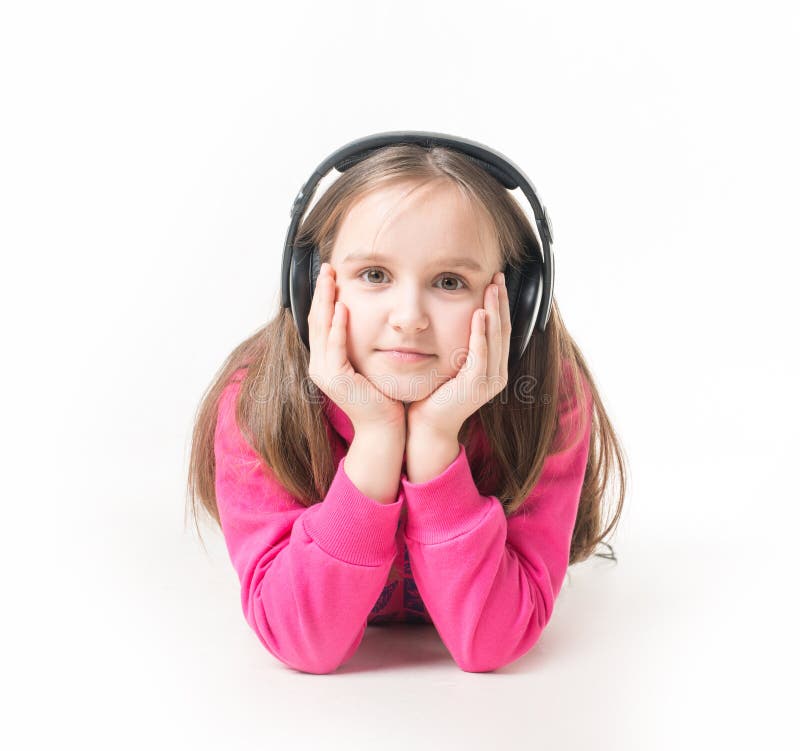 Наушники для девушек. Ребенок с наушниками. Девочка с плеером в школе. Фото ребенка в наушниках больших. Подросток с наушниками.