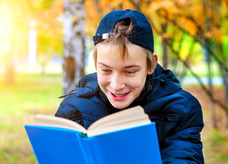 Том читает и смеется. Чтение подростков. Подросток с книгой. Подросток с книжкой. Веселый подросток с книгой.