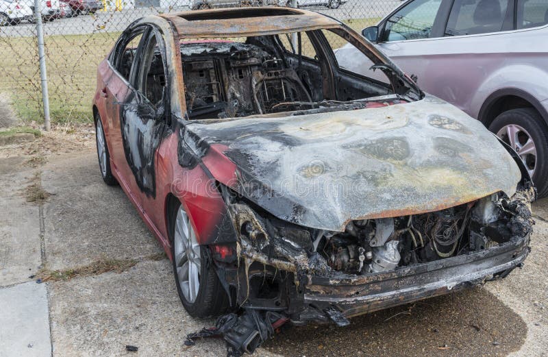 Автомобиль после пожара. Автомобиль после возгорания. Полностью выгоревшая машина.