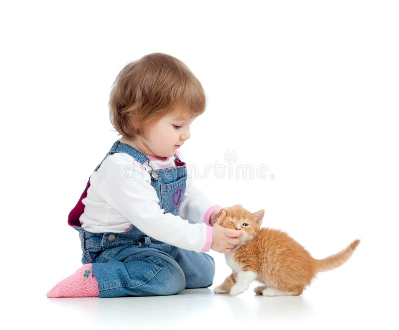 Детки играют с кисками. Ребенок гладит кота. Котёнок-ребёнок. Кот для детей.