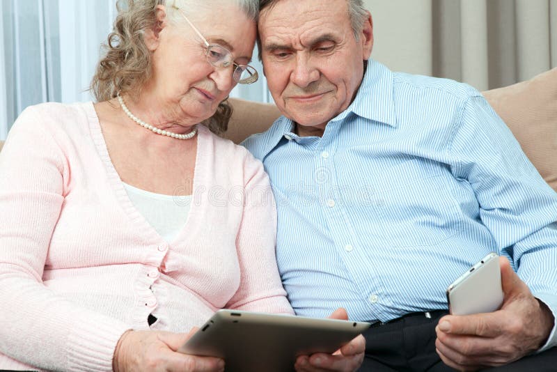 Домашняя пожилых на камеру. Альтернативная и Дополнительная коммуникация для пожилых. Elderly couple using Tablet for Video Call.