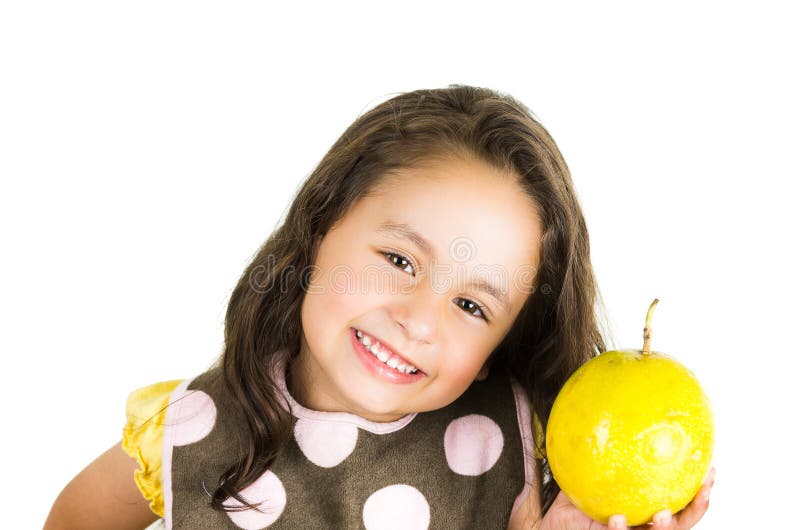 Мать с ребенком. Десятилетняя девочка держит. Молодой девочка держит. Девочка с самолетиком. Девочка держит косички.