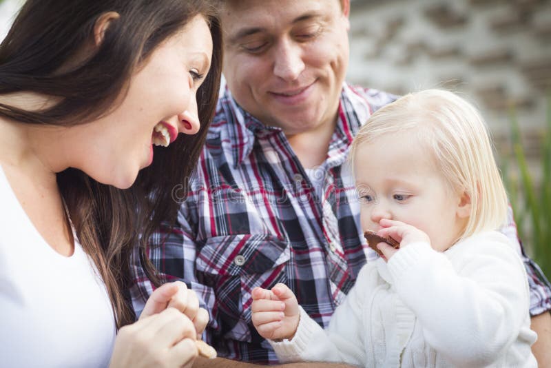 Mom and dad stock Footage. Папа имеет дочку