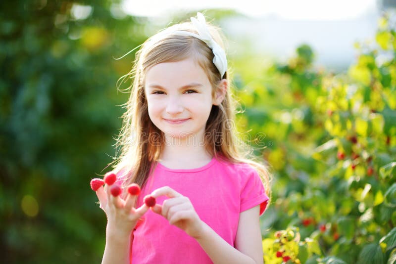 ближайший есть девочка. девочка булочка. ближайший есть девочка. ближайший есть девочка. девочка с черешней.