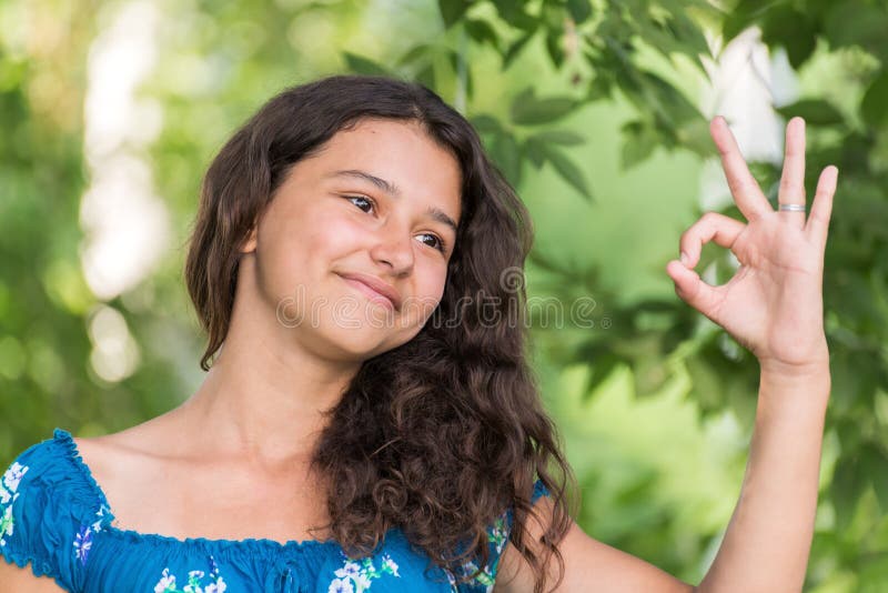 девочка показавшая жест. девушка показывает окей. евгения монакова. девушка с жестом два пальца. девушка жесты.