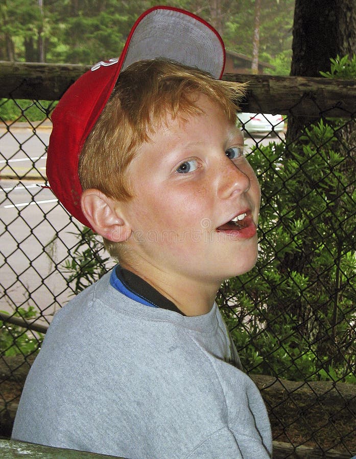 Мальчика ввели. Мальчика ввели. Boy using laptop. На полу у телефона мальчик. Мальчик с телефоном.