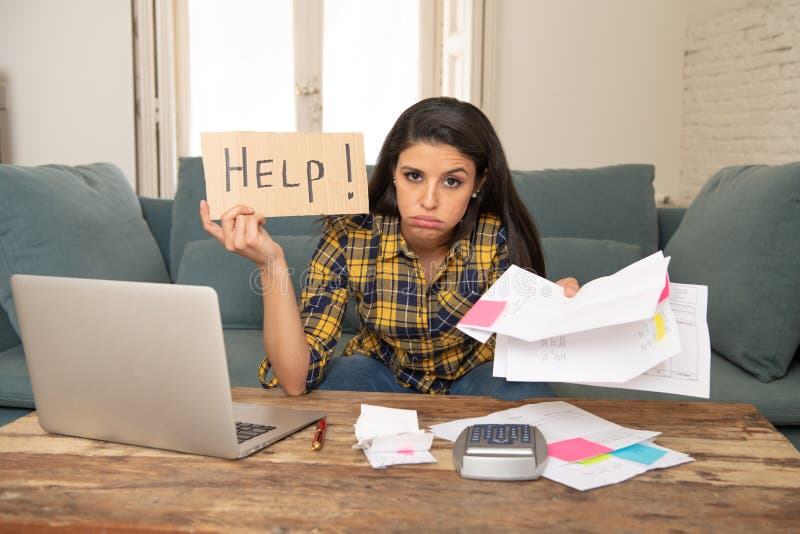 Женщина расстроена с документами. Бездомная девушка подросток. Попросила мужа. Девушка просит. Попросить помощью девушки.