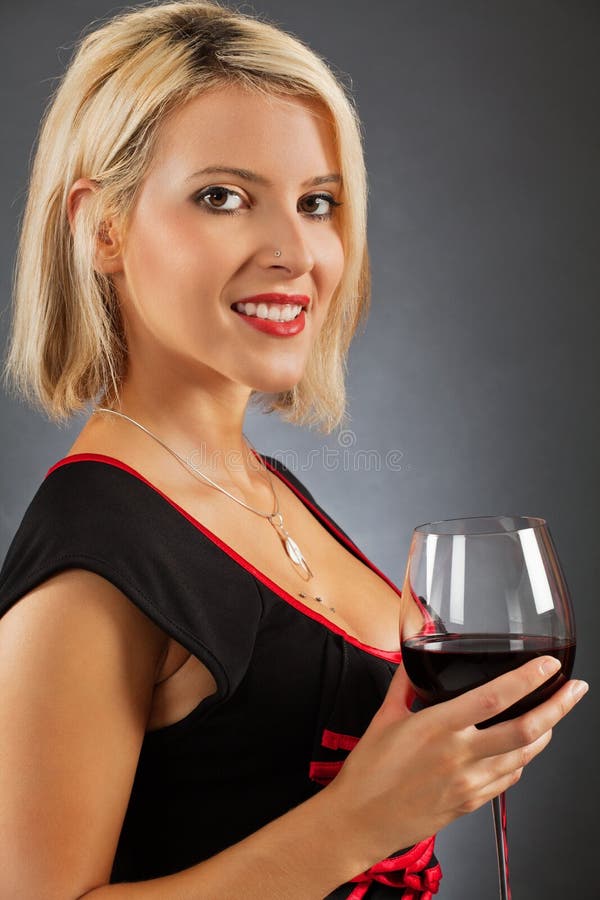 Blonde drink. Блондинка пьет вино. Блондинка пьет красное вино. Девушка пьет из стакана. Девушка в сиреневом платье с бокалом красного вина.