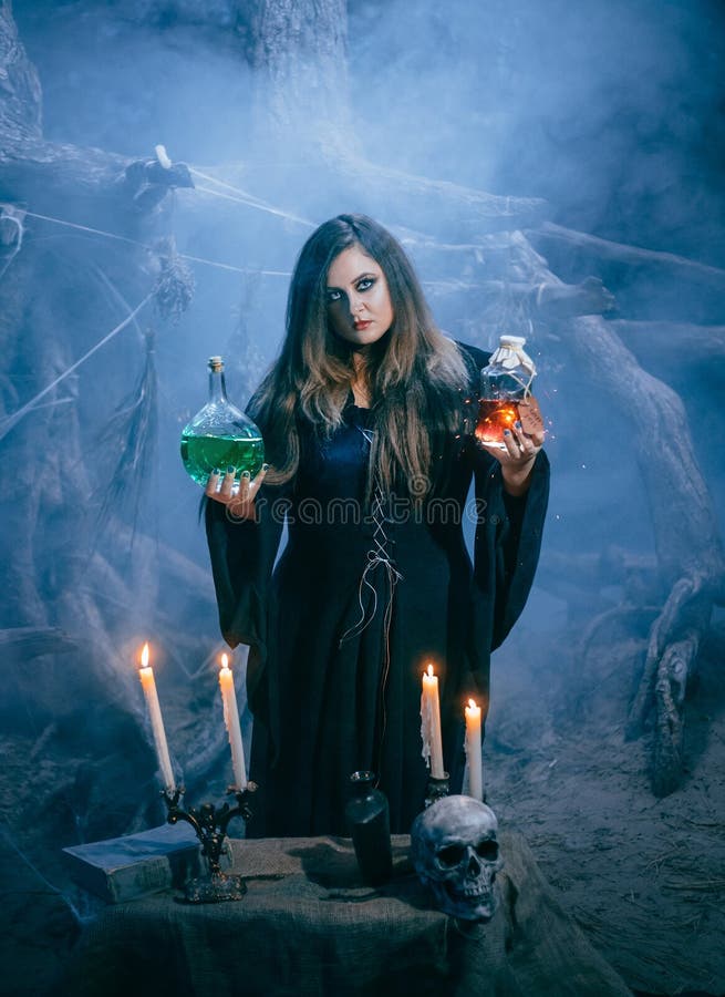 Способности ведьм. Горные ведьмы кэцхен. Девушка в черном. Ведьма зельеварение. Стала ведьмой.