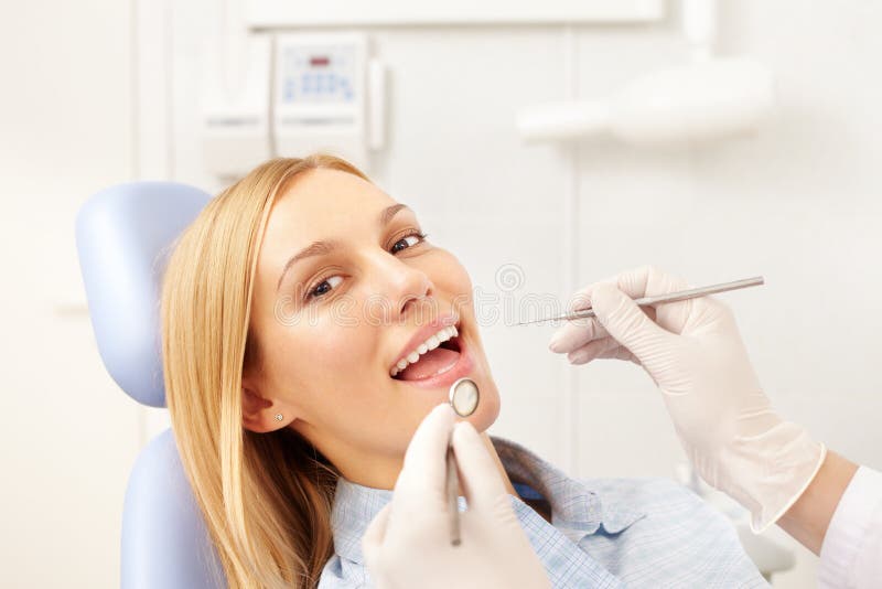 Скоро к зубам приберу. Девушка улыбается у стоматолога. Красивые фото на тему стоматологии. Dental check up.