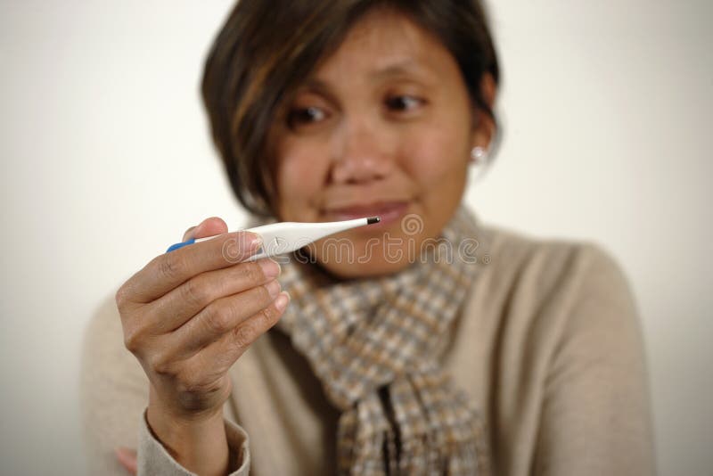 Заболеть холодным молоком. Фото женщина градусник открытый рот. Woman Thermometer. Нарисовать девятилетнюю девочку которая болеет гриппом. Woman Thermometer in mouth.