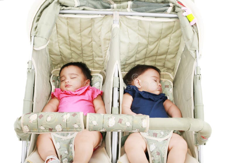 К чему снится 3 детей. На коляску для двойни. Новорожденные двойняшки в коляске. Двойняшки в коляске спят. На коляску Близнецы.