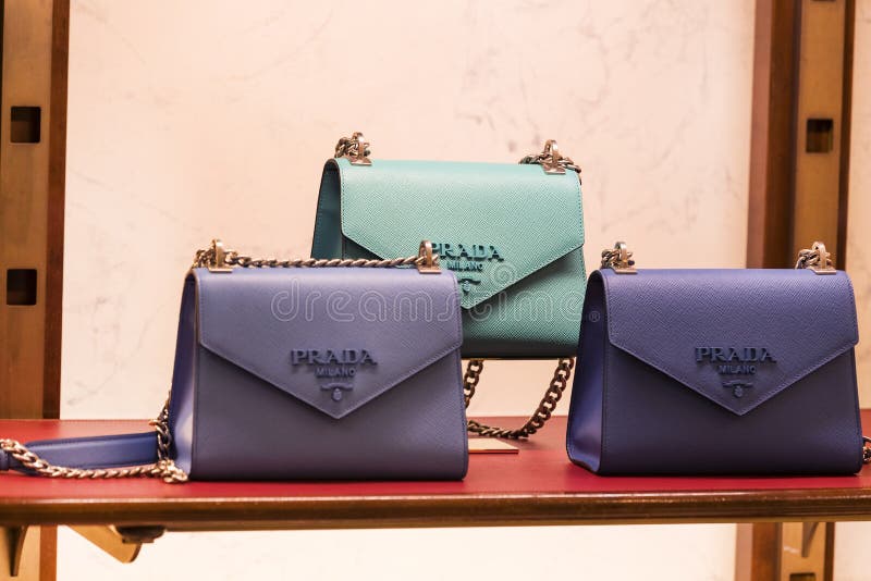 Продукты и продукты стильной жизни в магазине Prada в городе Милана в Италии Редакционное Стоковое Фото - изображение насчитывающей покупка, город: 149430713 Продукты и продукты стильной жизни в магазине Prada в городе Милана в Италии Редакционное Стоковое Фото - изображение насчитывающей покупка, город: 149430713