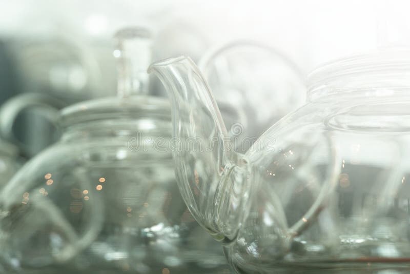 Графин стоял на ледяном подоконнике. Кувшин для воды стеклянный. Молочные белый кувшин голубь брызги. Графин стоял на ледяном подоконнике. Натюрморт на окне.