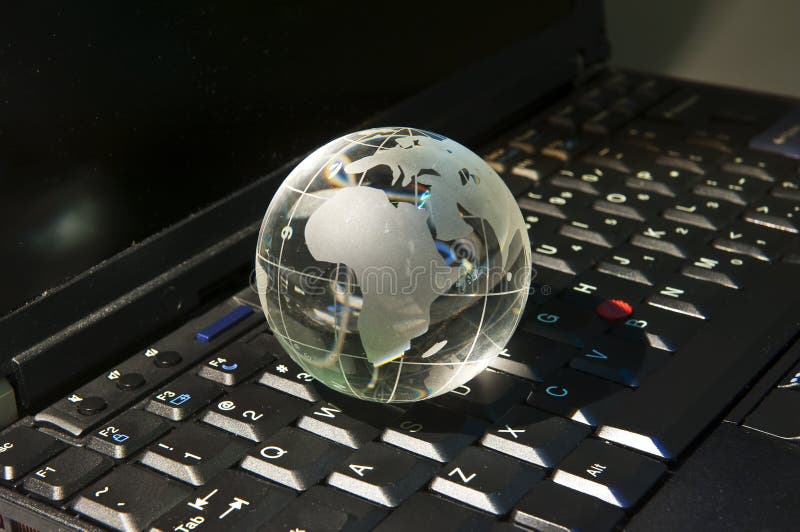 Глобус клавиатуры. Laptop on Earth. Фото рамка для фото ноутбук, клавиатура и Глобус на траве.