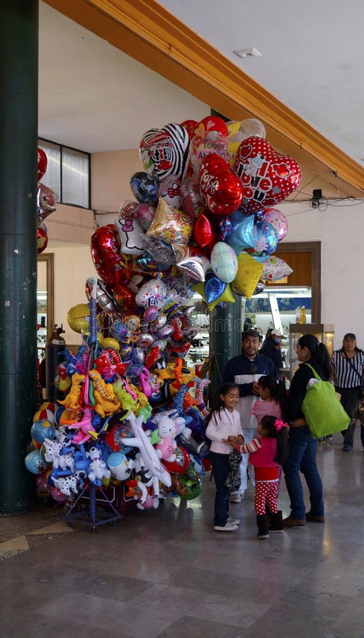 Продавец воздушные шары