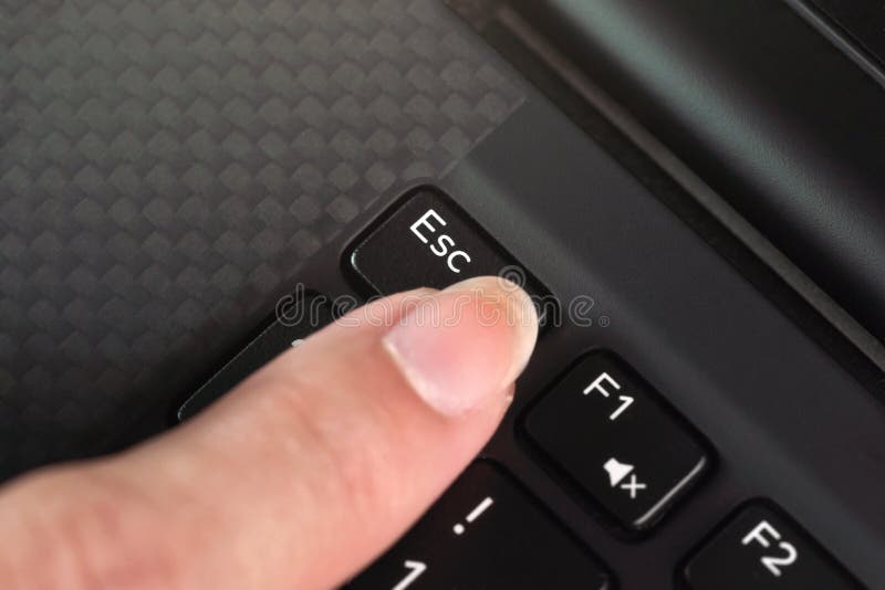 Кнопка Эскейп на клавиатуре ноутбука. Палец нажать клавишу. Кнопка ESC фото на море. Рука палец нажимающий кнопку фото высокого качества. Проверить работают ли кнопки