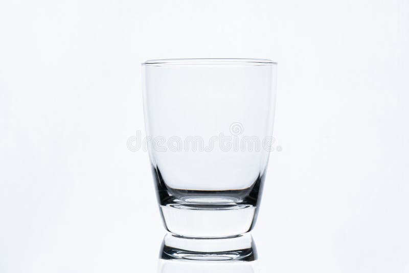 Пустой стакан слушать. Стакан воды на белом фоне. Пустой стакан. Стакан низкий стекло белый фон. Пустой стакан на белом фоне.