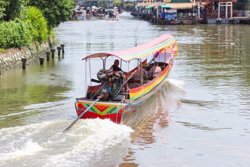Лодки бангкока. Лодки в Бангкоке. Водный транспорт в Бангкоке. Речной транспорт Бангкок. Речные лодки Бангкока.