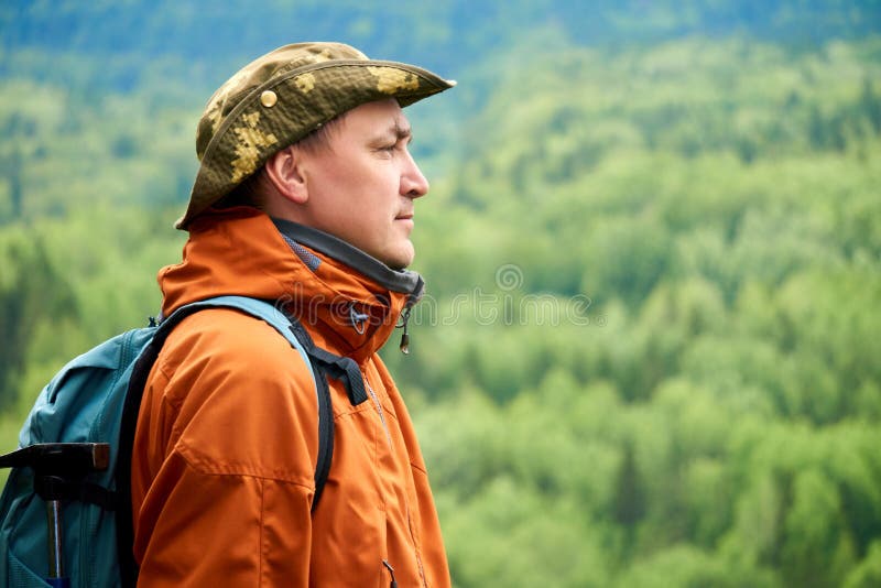 Геолог мужчина. Портрет геолога. Тип личности путешественник. Фото путешественника с обращенным лицом на фоне русской природы.