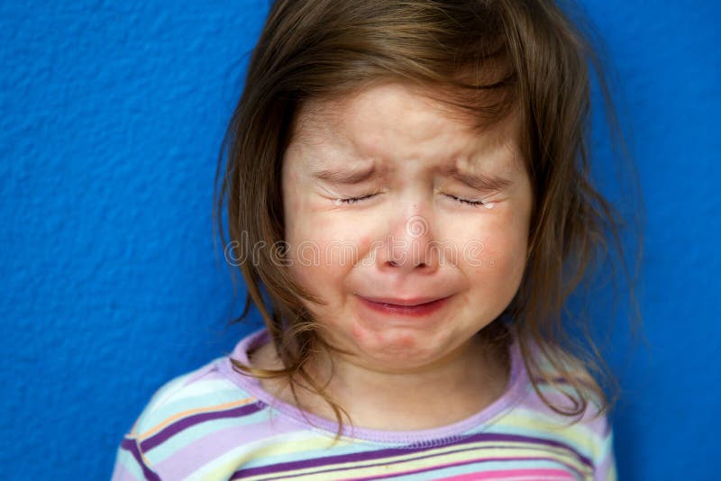 Малой плачет. Девочка маленькая плачет противная. Видео где маленькая девочка плачет. Соя маленький плачет. Заголосить зарыдать заплакать