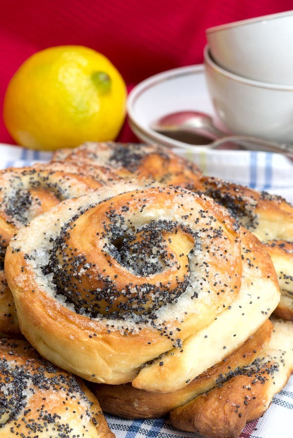 Булочка с маком и кофе