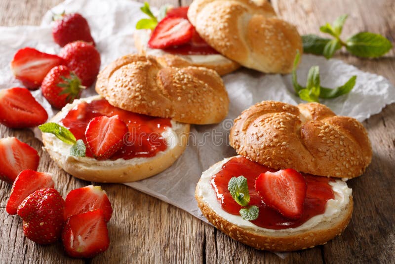 Булочка с клубникой