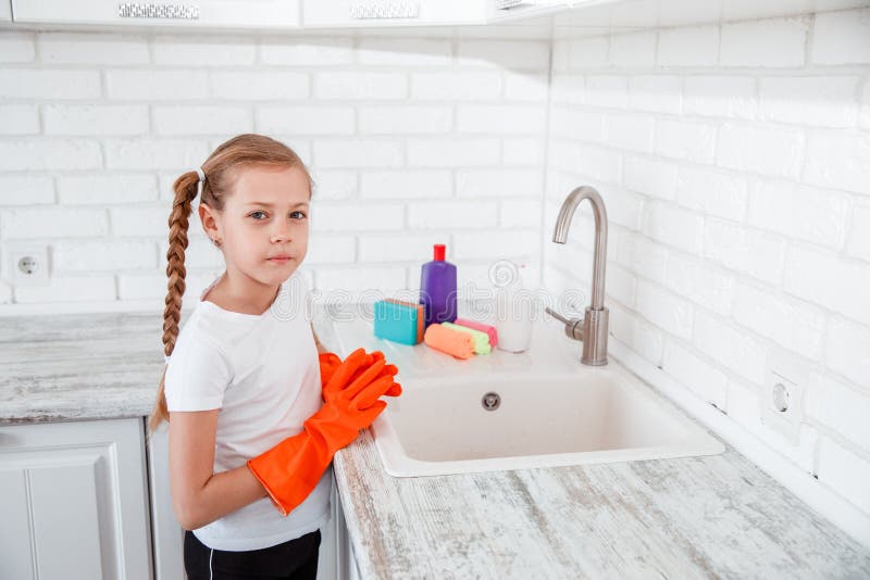 Идти мыть посуду. Девочка ходит по дому. Как сделать что сделать кто мыть посуду или брат и сестра.