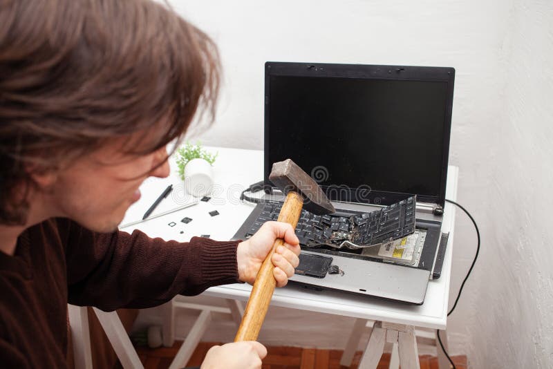 Разрушать пк. Мужик разбил ноутбук. Уничтожение компьютера. Женщина с отбивным молотком у ноутбука. Работник сломал компьютер картинки.