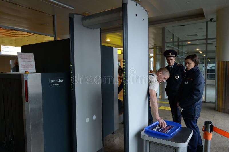 Досмотр в шереметьево. Шереметьево зона досмотра. Зона досмотра в аэропорту Шереметьево. Шереметьево терминал с зона досмотра. Досмотр пассажиров в аэропорту Шереметьево.