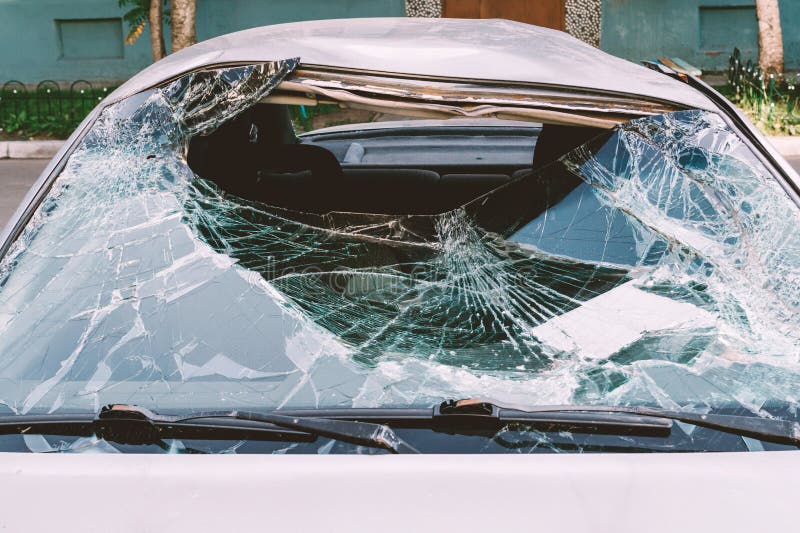 Разбить полностью. Разбитое лобовое стекло. Машина с разбитым стеклом. Разбить лобовое стекло. Стекло автомобиляращбитое.