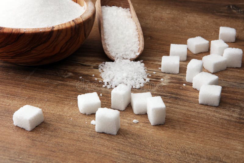 Чуть чуть сахар. Сахар на столе. Кубики сахара на столе. Сахар кусочки на столе. Кусочки сахара на фоне деревянного стола.