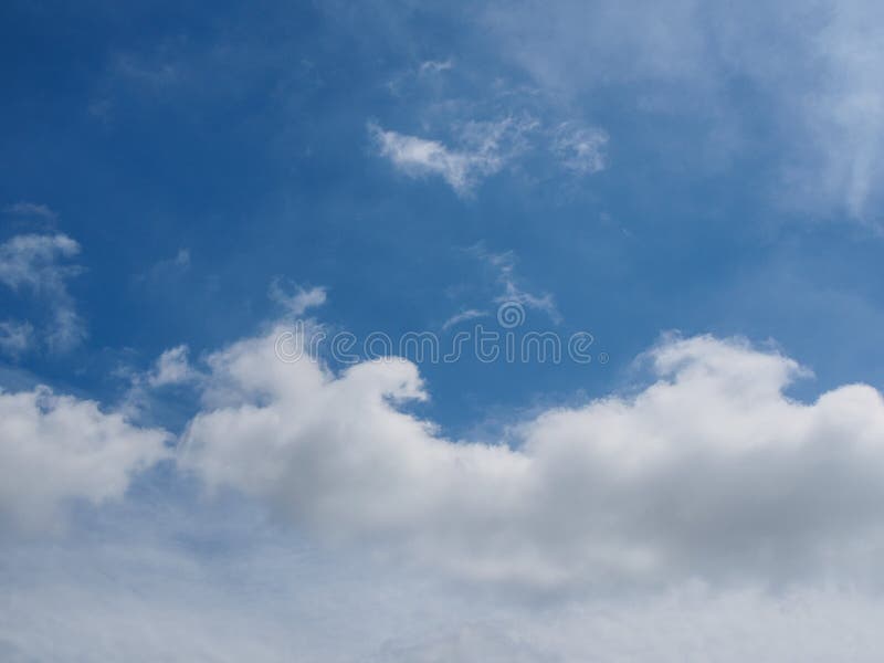 Размытое изображение - голубое небо с облаком в солнечный день Стоковое  Фото - изображение насчитывающей горизонт, природа: 162907738