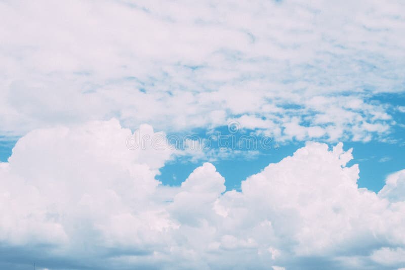 Размытое небо размывает или размывает небо и белое облако фон, красивая  природа летом Стоковое Изображение - изображение насчитывающей зеленый,  ландшафт: 156163769
