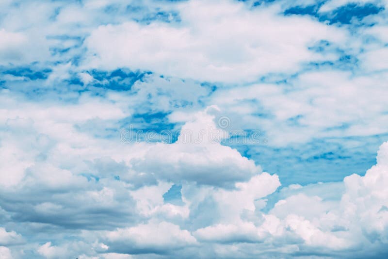Размытое небо размывает или размывает небо и белое облако фон, красивая  природа летом Стоковое Изображение - изображение насчитывающей цвет,  красивейшее: 156163763