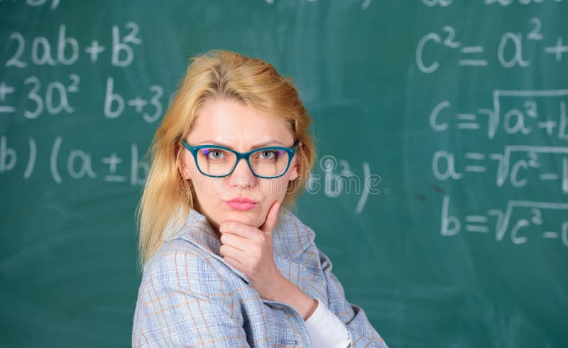 Женщина математик в очках. Задача учительница. Smart учитель. Как быть классным учителем?. Решенная учительницей задача