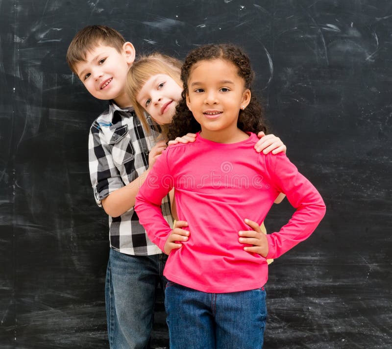 выглядывая друг из за друга. выглядывают друг из за друга. выглядывает из за двери. ребенок выглядывает из за дерева. выглядывая друг из за друга.