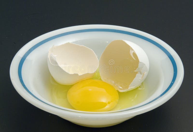 Почему яйца жидкие. Яйцо с желтым желтком. Лечение сырыми куриными яйцами. Сервиз скорлупа яичная.