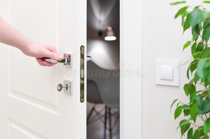 вскрыть дверь. включи дверь сделай. дверь входная мультяшная. дверной косяк. человек перед дверью.