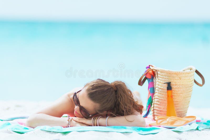 ragazza che dorme in spiaggia