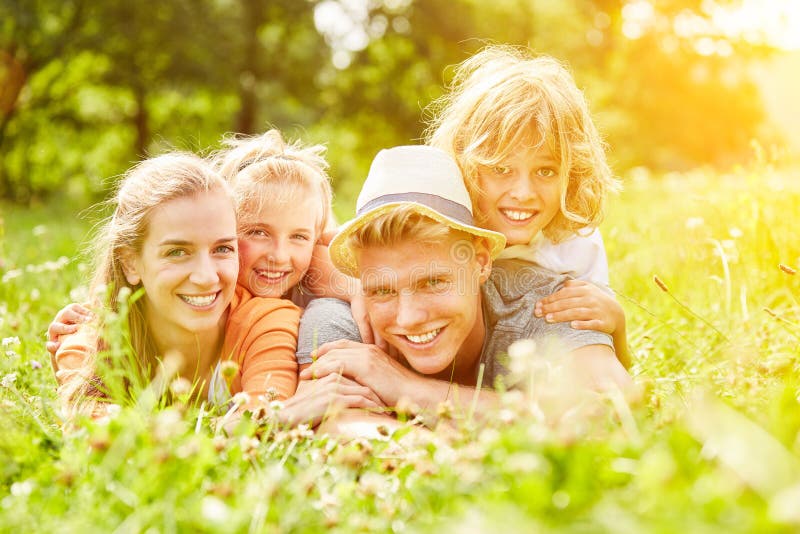 Как провести каникулы. Семья обнимает дуб. Familie und kinder. Familie und kinder. Wortschatz a1.