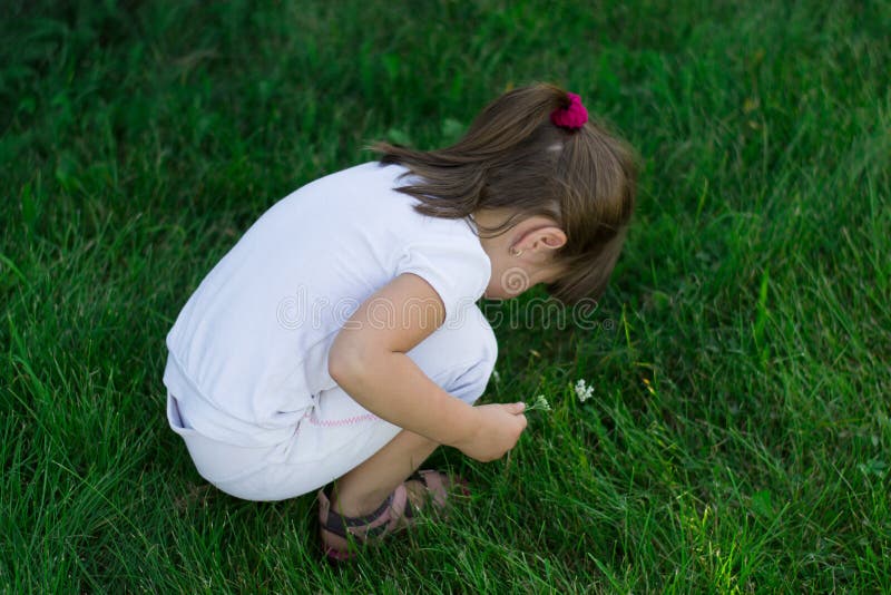 Где пописать девушкам. Девочка пописала в траву. Маленьких девчонки на траве. Маленькая девочка ссыт в траве. Девочка обмочилась в траве.