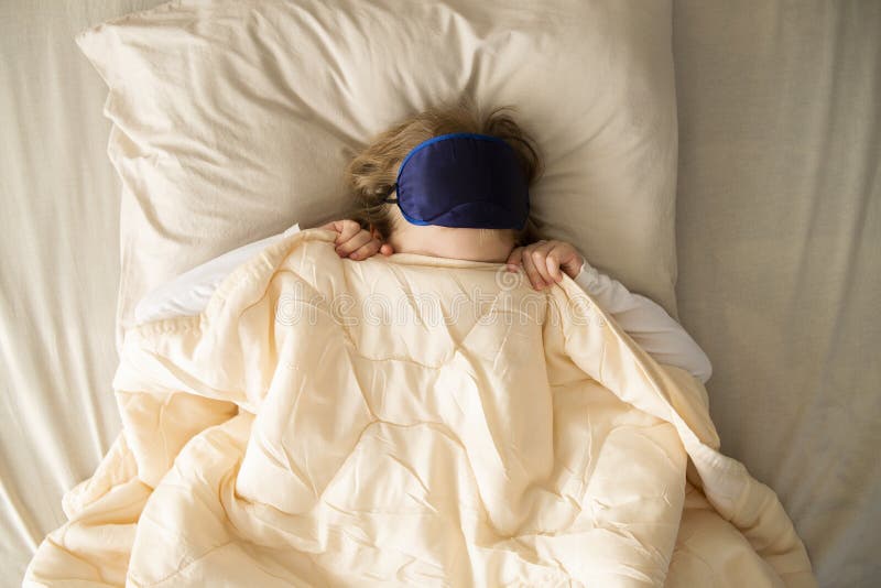 Кидает на кровать. Одеяло на голове. Ребенок с одеялом на голове. Человек с одеялом на голове. Фото малышка просыпается.