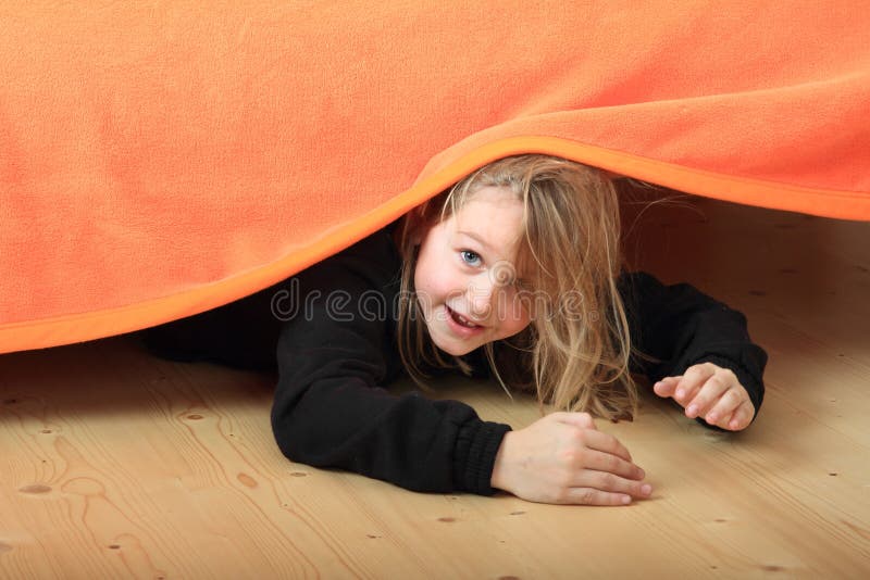 Укрытие детей. Дети прячутся под партой. Ребенок укрыт за стеной. Ребенок прячется за стеной. Кто прячется под кроватью.